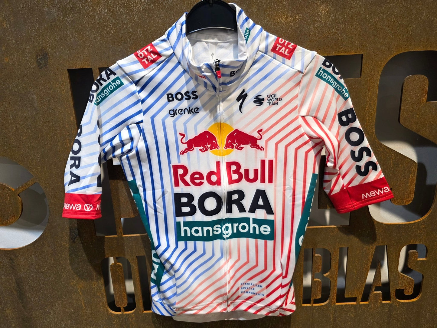 Kurzarm Trikot - BOH von Specialized, SPECIALIZED RED BULL - BORA HANSGROHE THERMAL JERSEY SS TDF / KURZARM TRIKOT vor USEDBIKES - OB.DE Hintergrund