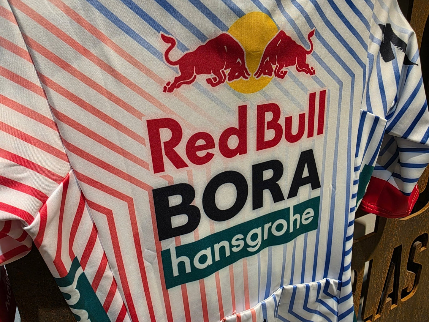 Kurzarm Trikot - BOH von Specialized, SPECIALIZED RED BULL - BORA HANSGROHE THERMAL JERSEY SS TDF / KURZARM TRIKOT vor USEDBIKES - OB.DE Hintergrund