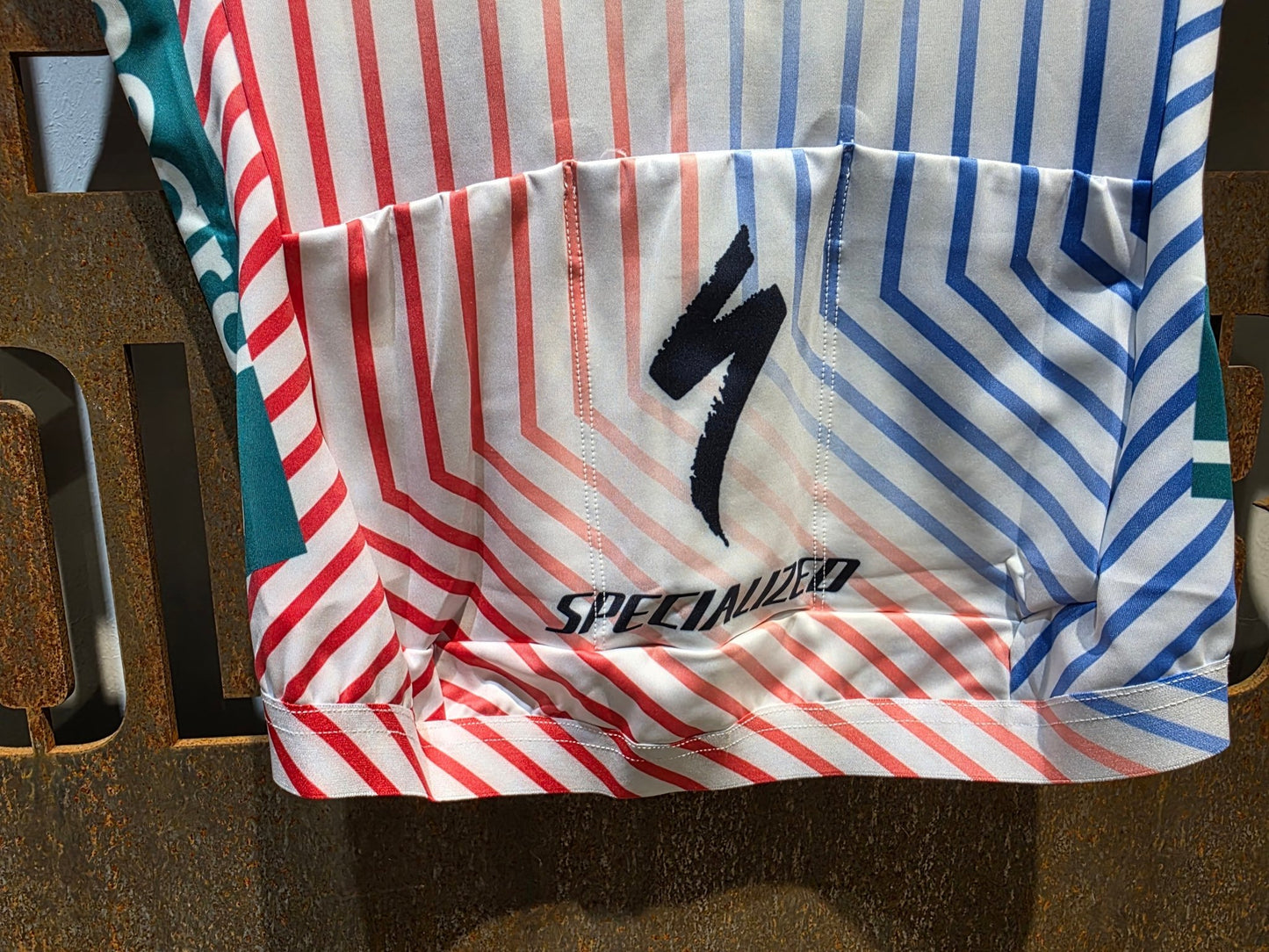 Kurzarm Trikot - BOH von Specialized, SPECIALIZED RED BULL - BORA HANSGROHE THERMAL JERSEY SS TDF / KURZARM TRIKOT vor USEDBIKES - OB.DE Hintergrund