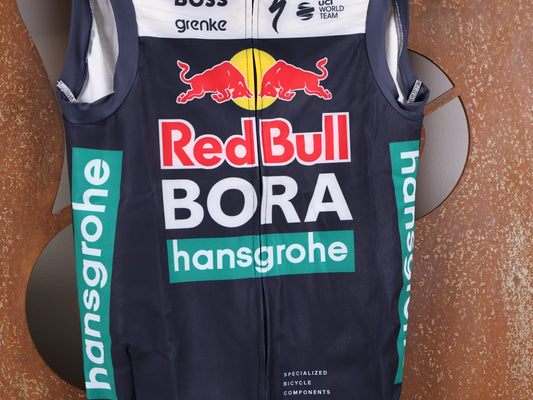 Westen - BOH von Specialized, SPECIALIZED RED BULL - BORA HANSGROHE THERMAL VEST ROGLIČ / WESTE vor USEDBIKES - OB.DE Hintergrund