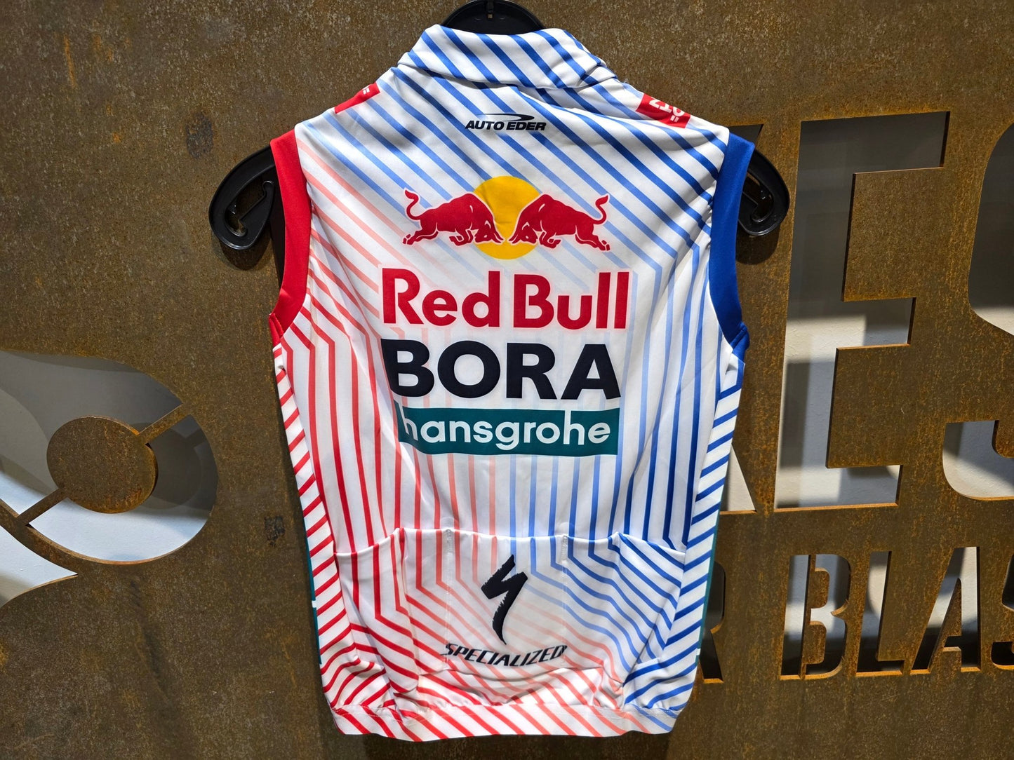 Westen - BOH von Specialized, SPECIALIZED RED BULL - BORA HANSGROHE THERMAL VEST TDF / WESTE vor USEDBIKES - OB.DE Hintergrund