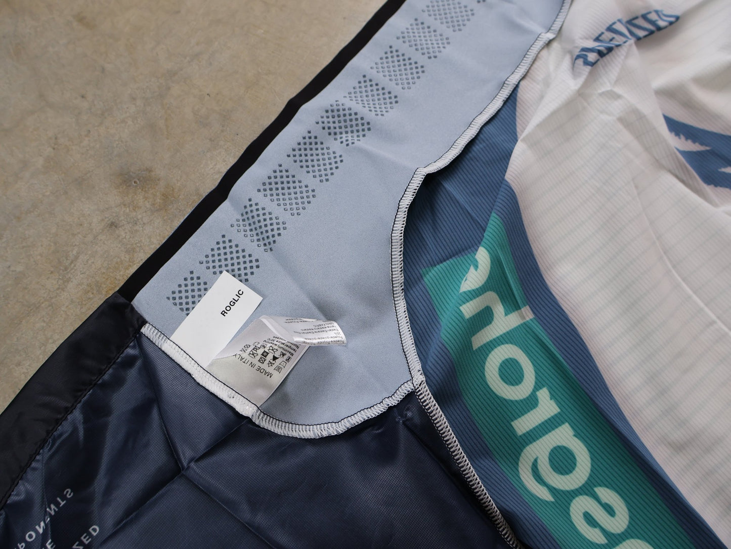 Westen - BOH von Specialized, SPECIALIZED RED BULL - BORA HANSGROHE WIND VEST ROGLIČ / WESTE vor USEDBIKES - OB.DE Hintergrund