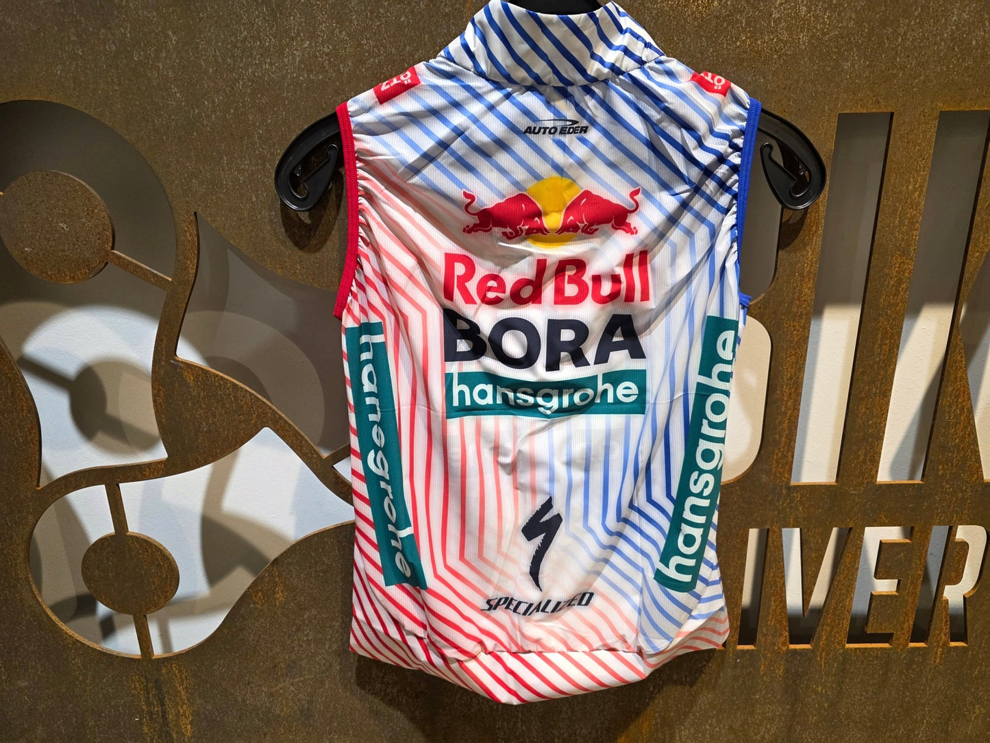 Westen - BOH von Specialized, SPECIALIZED RED BULL - BORA HANSGROHE WIND VEST TDF / WESTE vor USEDBIKES - OB.DE Hintergrund