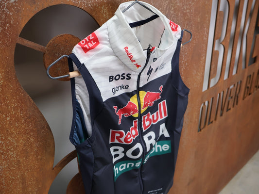 Westen - BOH von Specialized, SPECIALIZED RED BULL - BORA HANSGROHE WIND VEST / WESTE vor USEDBIKES - OB.DE Hintergrund