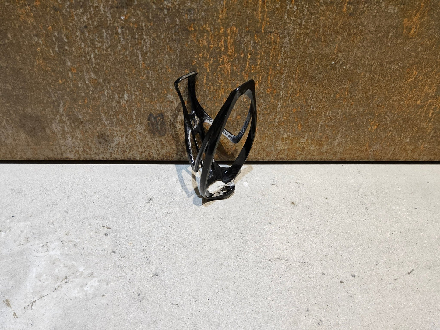 Trinkflaschen und Halter von Specialized, SPECIALIZED RIB CAGE II FLASCHENHALTER / SCHWARZ GLANZ in variant_title vor USEDBIKES - OB.DE Hintergrund