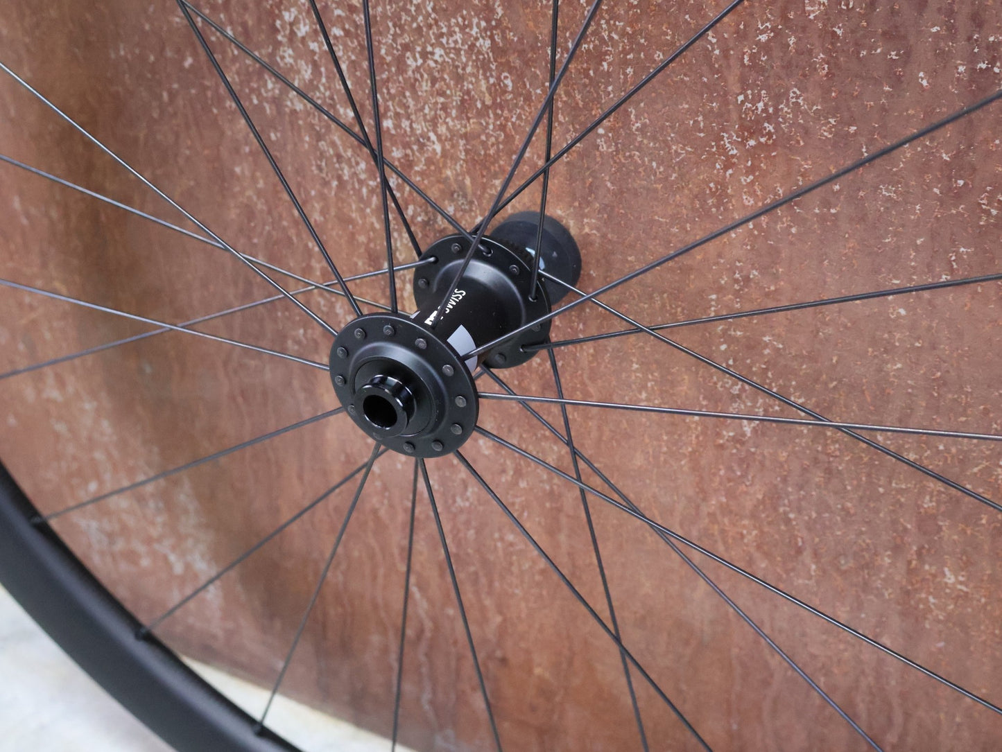 Laufrad/Laufradsatz von Specialized, SPECIALIZED ROVAL RAPIDE C38 LAUFRADSATZ DISC vor USEDBIKES - OB.DE Hintergrund