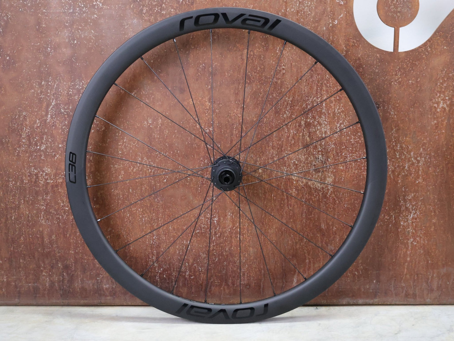 Laufrad/Laufradsatz von Specialized, SPECIALIZED ROVAL RAPIDE C38 LAUFRADSATZ DISC vor USEDBIKES - OB.DE Hintergrund