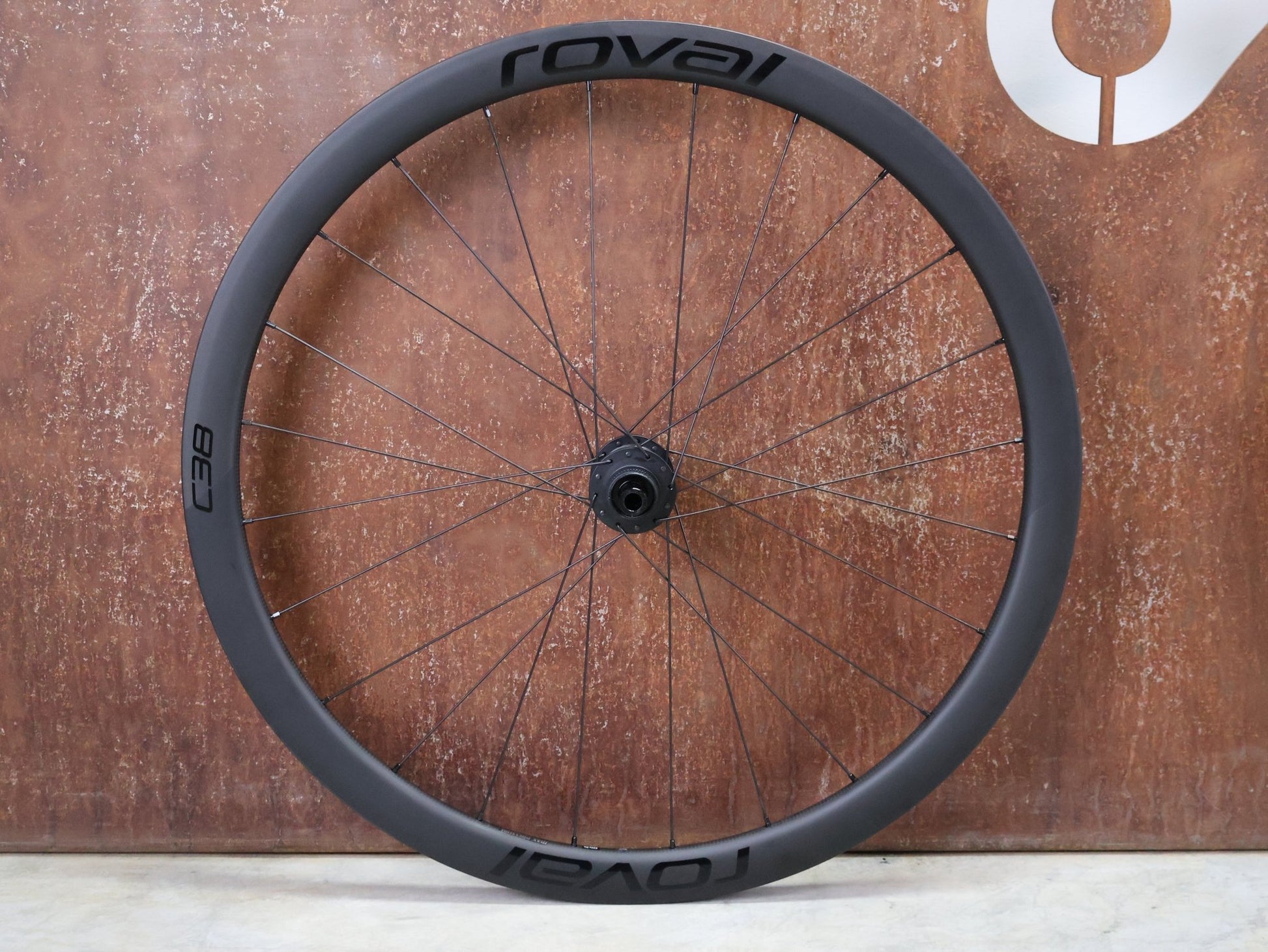 Laufrad/Laufradsatz von Specialized, SPECIALIZED ROVAL RAPIDE C38 LAUFRADSATZ DISC vor USEDBIKES - OB.DE Hintergrund