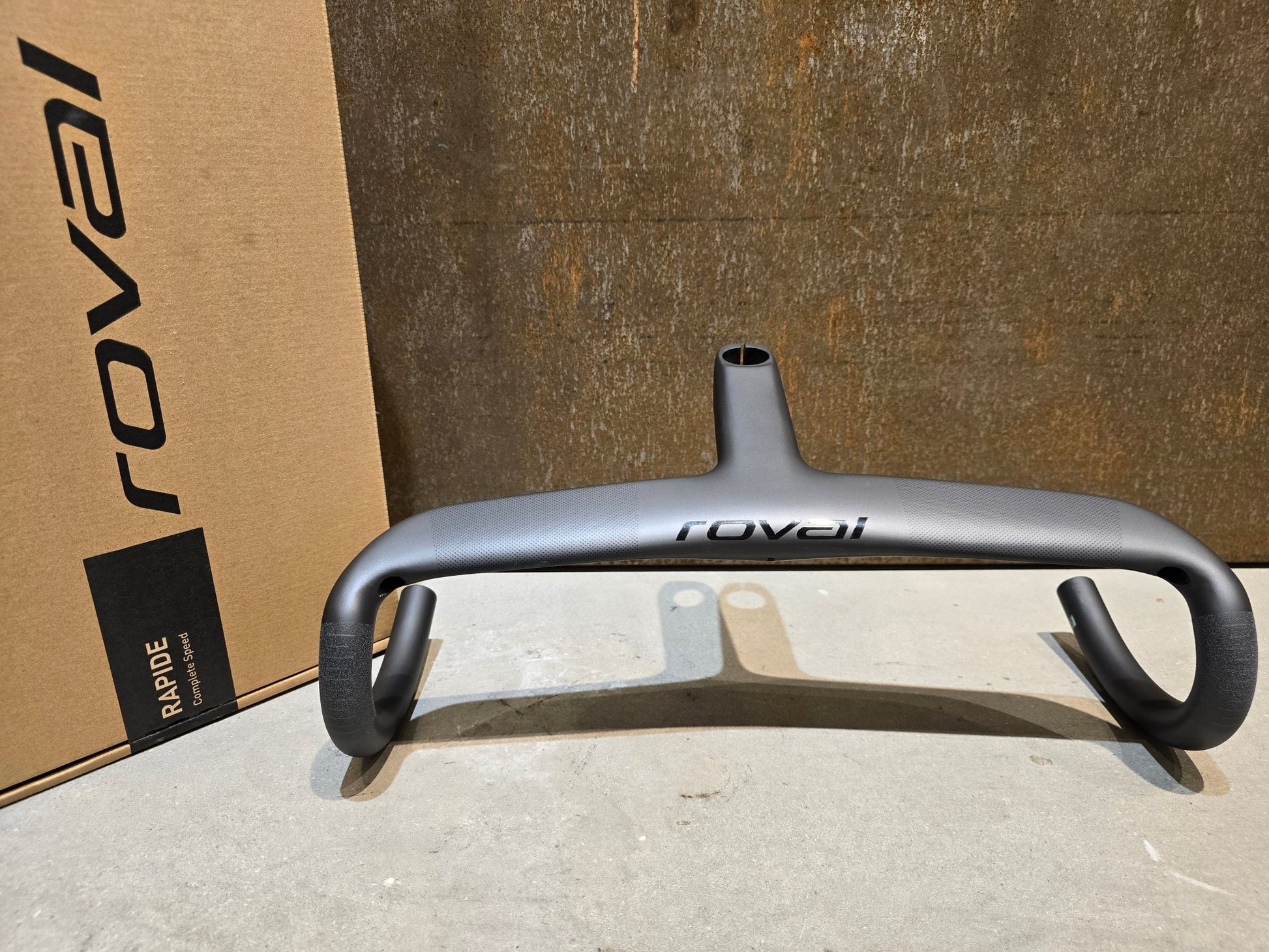 Lenker von Specialized, SPECIALIZED ROVAL RAPIDE COCKPIT CARBON LENKEREINHEIT / 420X135MM in variant_title vor USEDBIKES - OB.DE Hintergrund