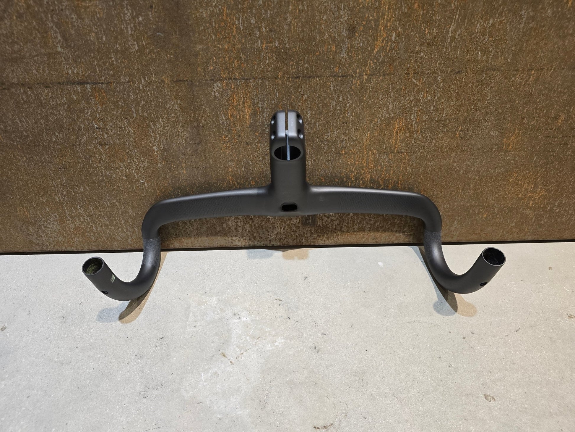 Lenker von Specialized, SPECIALIZED ROVAL RAPIDE COCKPIT CARBON LENKEREINHEIT / 420X135MM in variant_title vor USEDBIKES - OB.DE Hintergrund