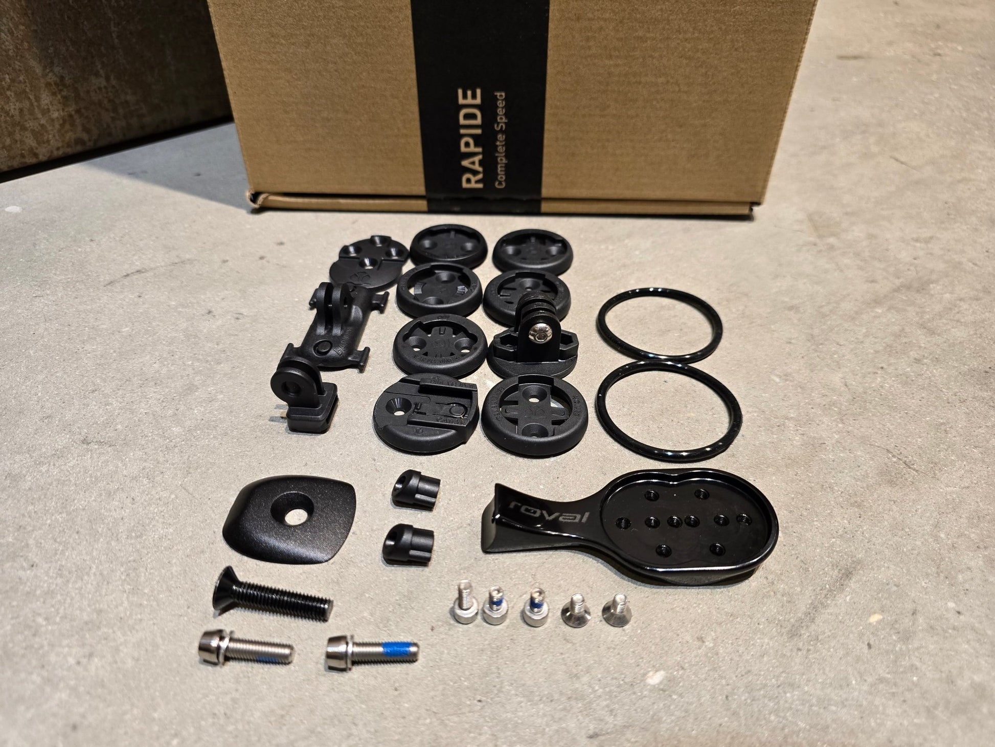 Lenker von Specialized, SPECIALIZED ROVAL RAPIDE COCKPIT CARBON LENKEREINHEIT / 420X135MM in variant_title vor USEDBIKES - OB.DE Hintergrund