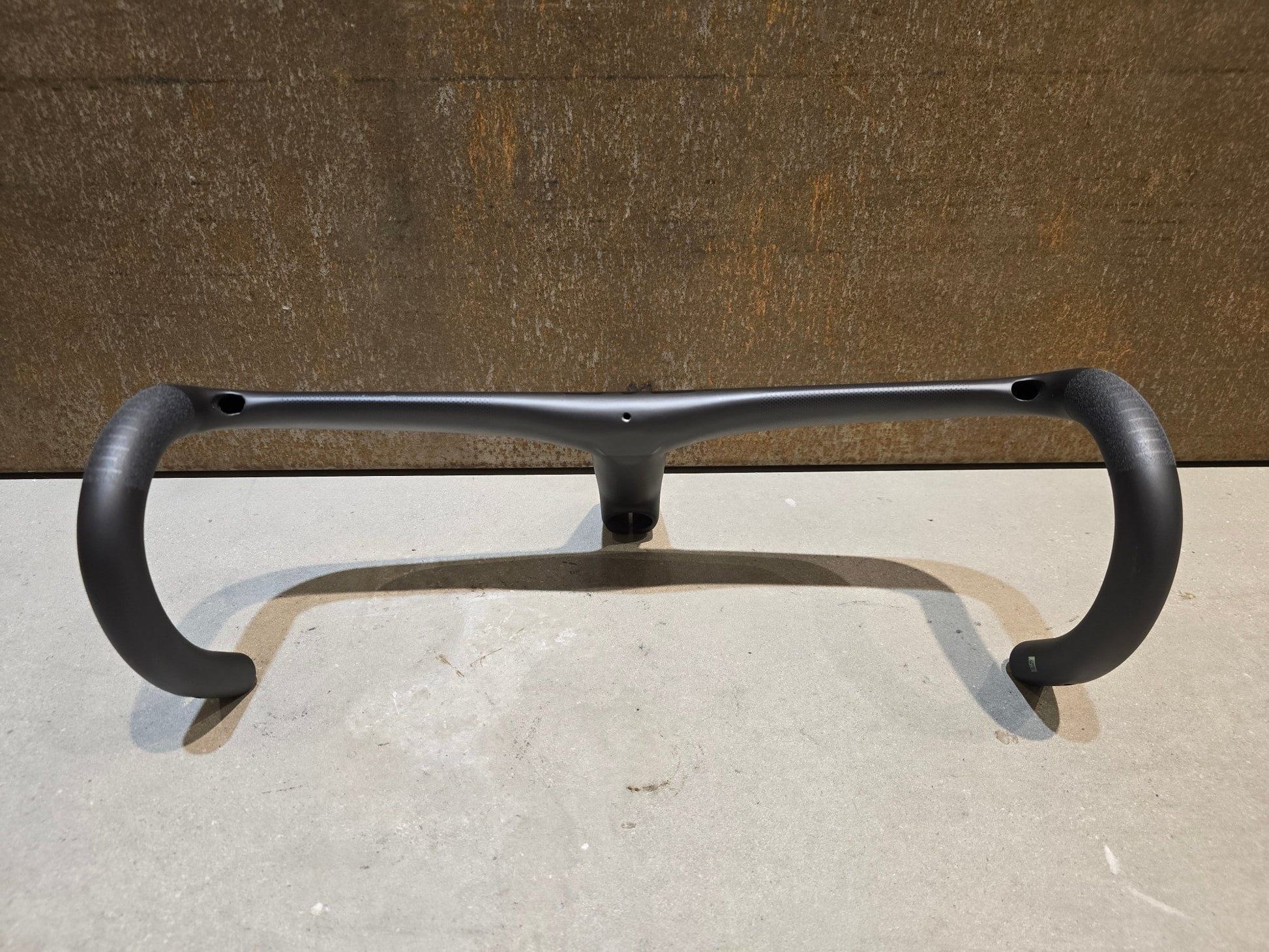 Lenker von Specialized, SPECIALIZED ROVAL RAPIDE COCKPIT CARBON LENKEREINHEIT / 420X135MM in variant_title vor USEDBIKES - OB.DE Hintergrund