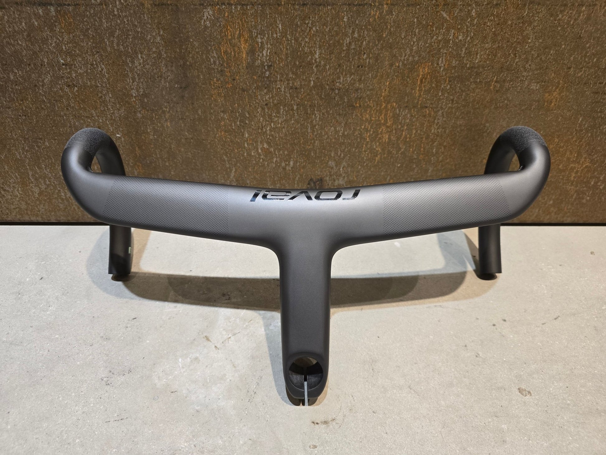 Lenker von Specialized, SPECIALIZED ROVAL RAPIDE COCKPIT CARBON LENKEREINHEIT / 420X135MM in variant_title vor USEDBIKES - OB.DE Hintergrund