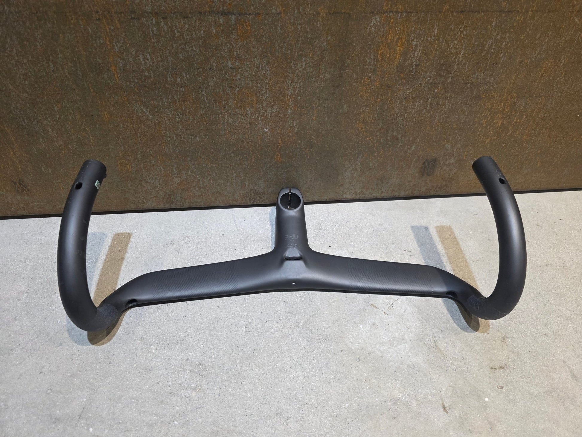 Lenker von Specialized, SPECIALIZED ROVAL RAPIDE COCKPIT LENKEREINHEIT / 420X110MM TEAM EDITION vor USEDBIKES - OB.DE Hintergrund