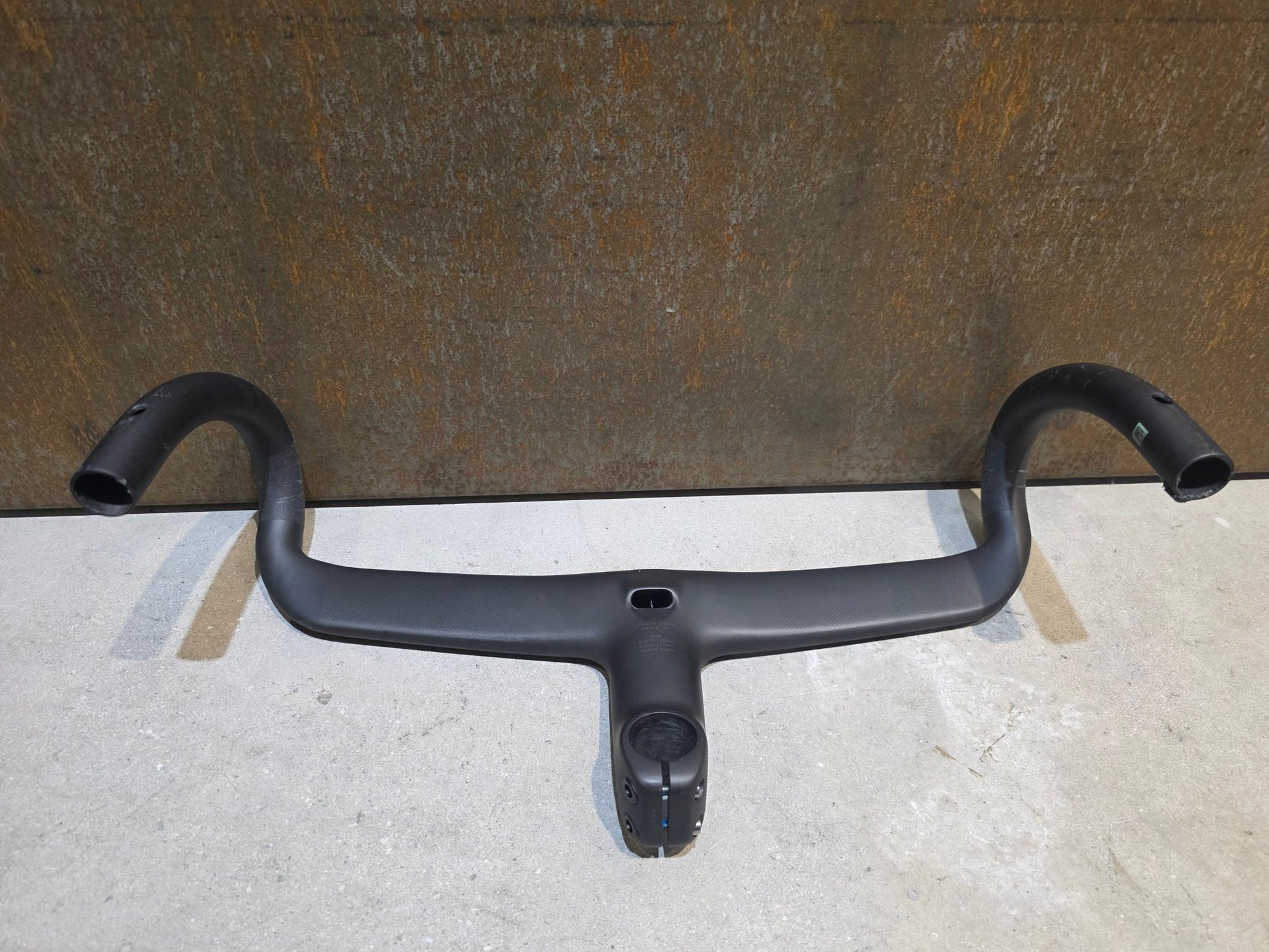 Lenker von Specialized, SPECIALIZED ROVAL RAPIDE COCKPIT LENKEREINHEIT / 420X110MM TEAM EDITION vor USEDBIKES - OB.DE Hintergrund