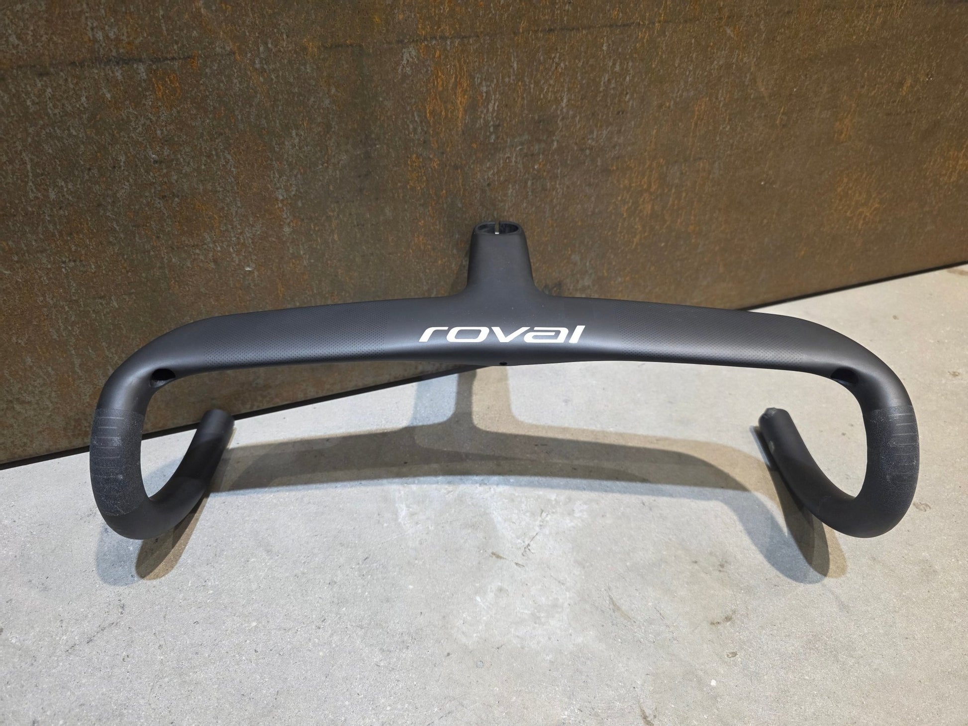 Lenker von Specialized, SPECIALIZED ROVAL RAPIDE COCKPIT LENKEREINHEIT / 420X110MM TEAM EDITION vor USEDBIKES - OB.DE Hintergrund