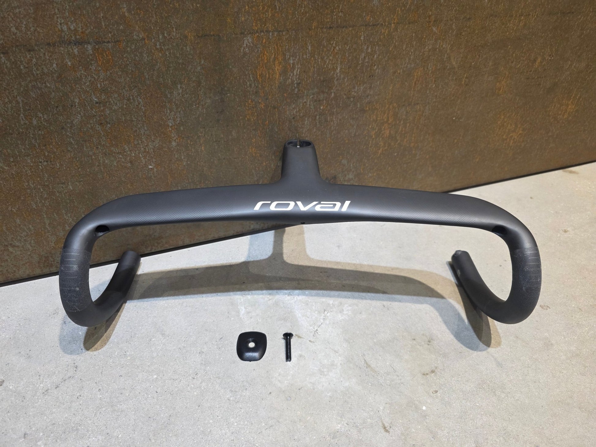 Lenker von Specialized, SPECIALIZED ROVAL RAPIDE COCKPIT LENKEREINHEIT / 420X110MM TEAM EDITION vor USEDBIKES - OB.DE Hintergrund