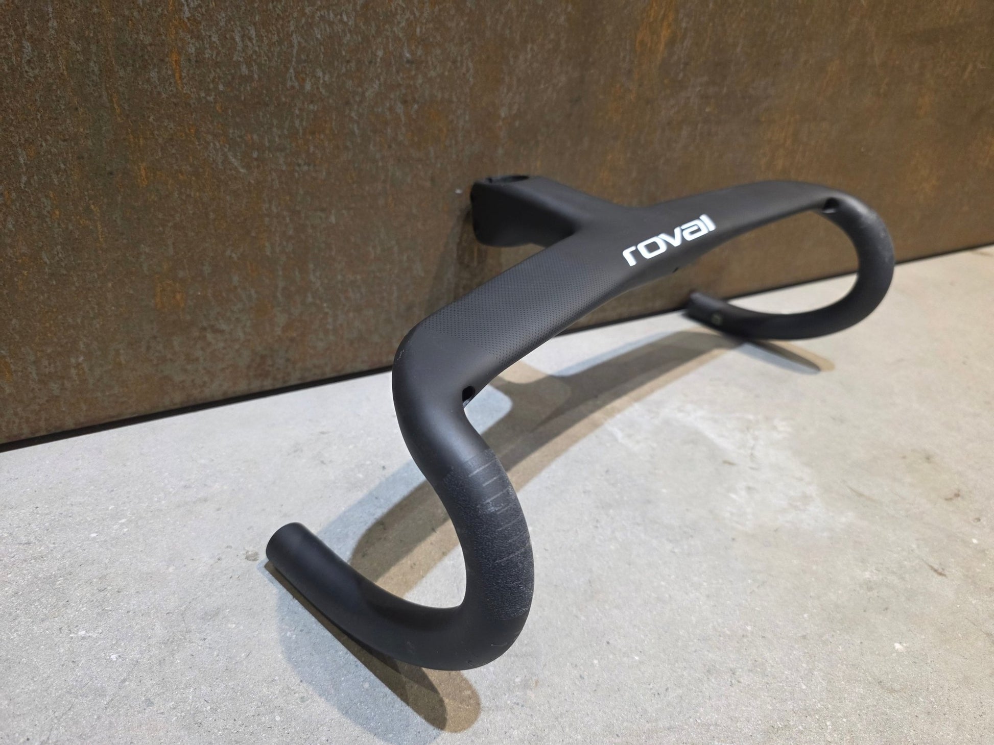 Lenker von Specialized, SPECIALIZED ROVAL RAPIDE COCKPIT LENKEREINHEIT / 420X110MM TEAM EDITION vor USEDBIKES - OB.DE Hintergrund