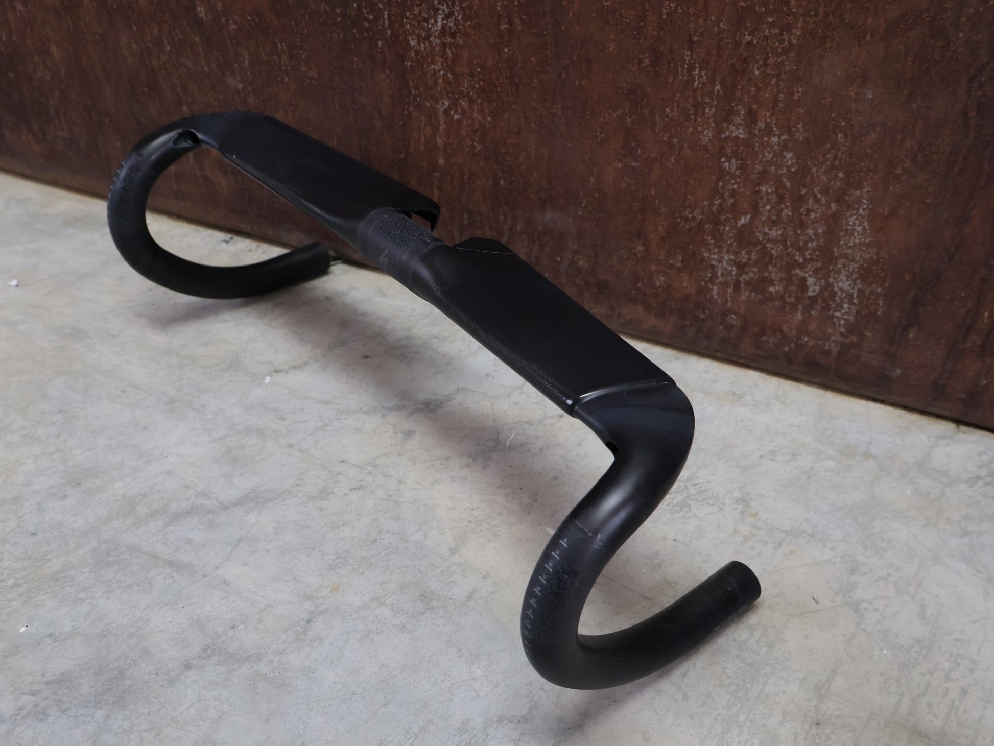 Lenker von Specialized, SPECIALIZED S - WORKS AEROFLY II CARBON LENKER / 420MM vor USEDBIKES - OB.DE Hintergrund