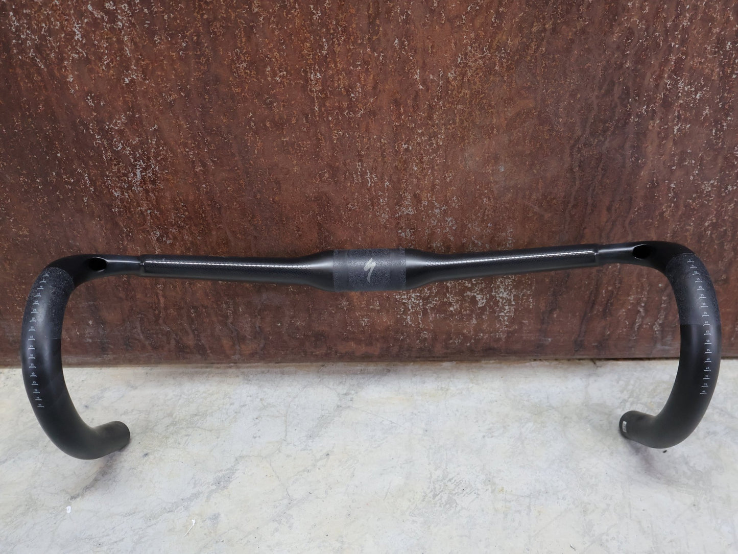 Lenker von Specialized, SPECIALIZED S - WORKS AEROFLY II CARBON LENKER / 420MM vor USEDBIKES - OB.DE Hintergrund