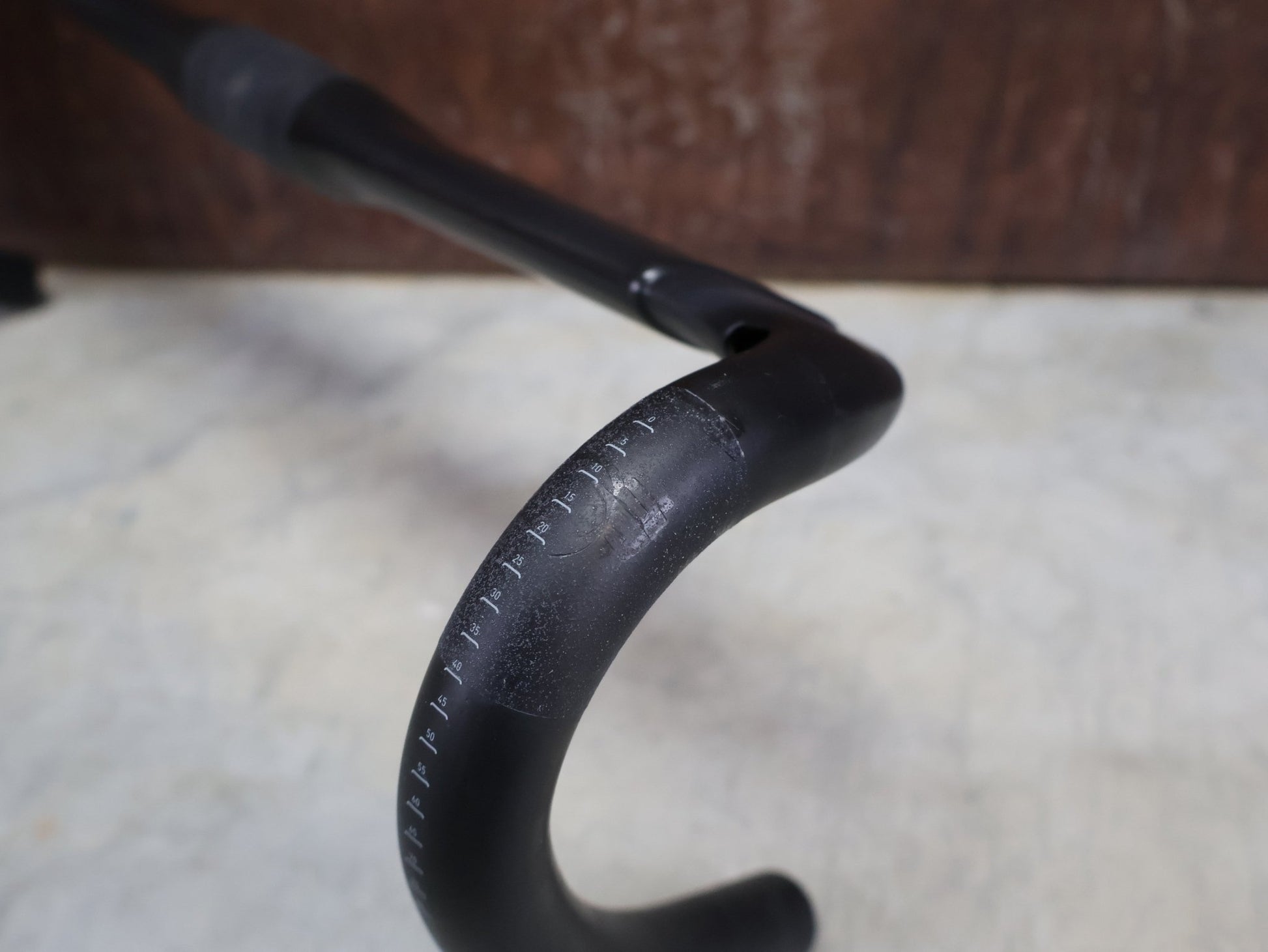 Lenker von Specialized, SPECIALIZED S - WORKS AEROFLY II CARBON LENKER / 420MM vor USEDBIKES - OB.DE Hintergrund