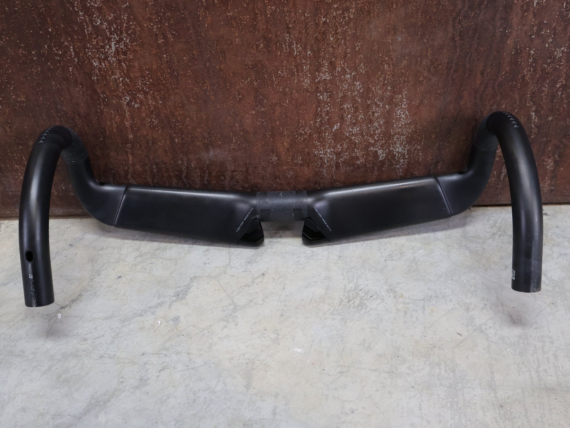 Lenker von Specialized, SPECIALIZED S - WORKS AEROFLY II CARBON LENKER / 420MM vor USEDBIKES - OB.DE Hintergrund