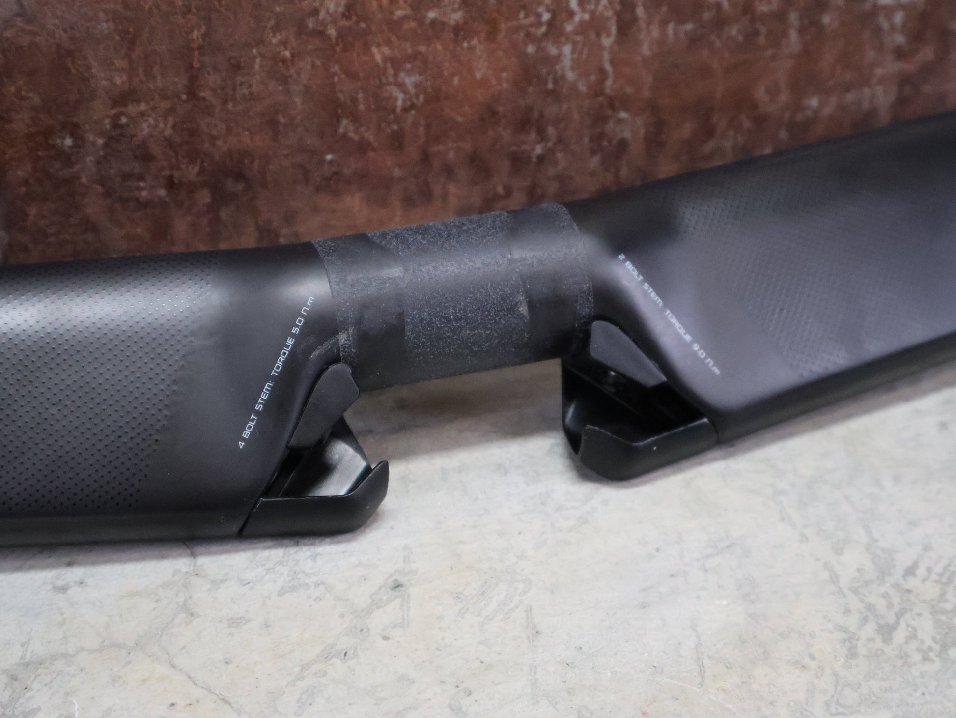 Lenker von Specialized, SPECIALIZED S - WORKS AEROFLY II CARBON LENKER / 420MM vor USEDBIKES - OB.DE Hintergrund