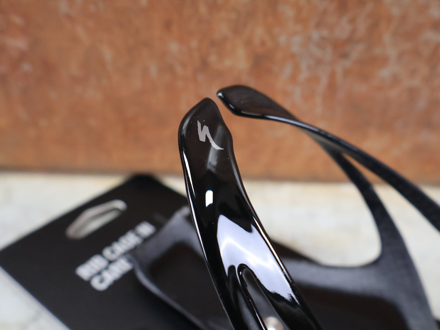 Trinkflaschen und Halter von Specialized, SPECIALIZED – S - WORKS CARBON RIB CAGE III / FACT CARBON / 24 G / CARBON–GLOSS BLACK vor USEDBIKES - OB.DE Hintergrund