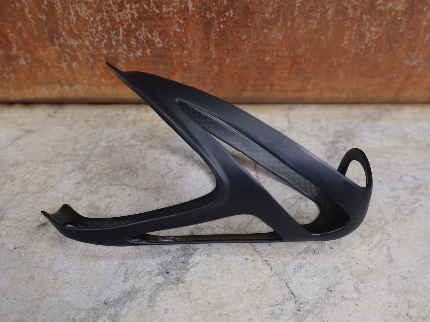 Trinkflaschen und Halter von Specialized, SPECIALIZED – S - WORKS CARBON RIB CAGE III / FLASCHENHALTER / CARBON–MATTE BLACK vor USEDBIKES - OB.DE Hintergrund