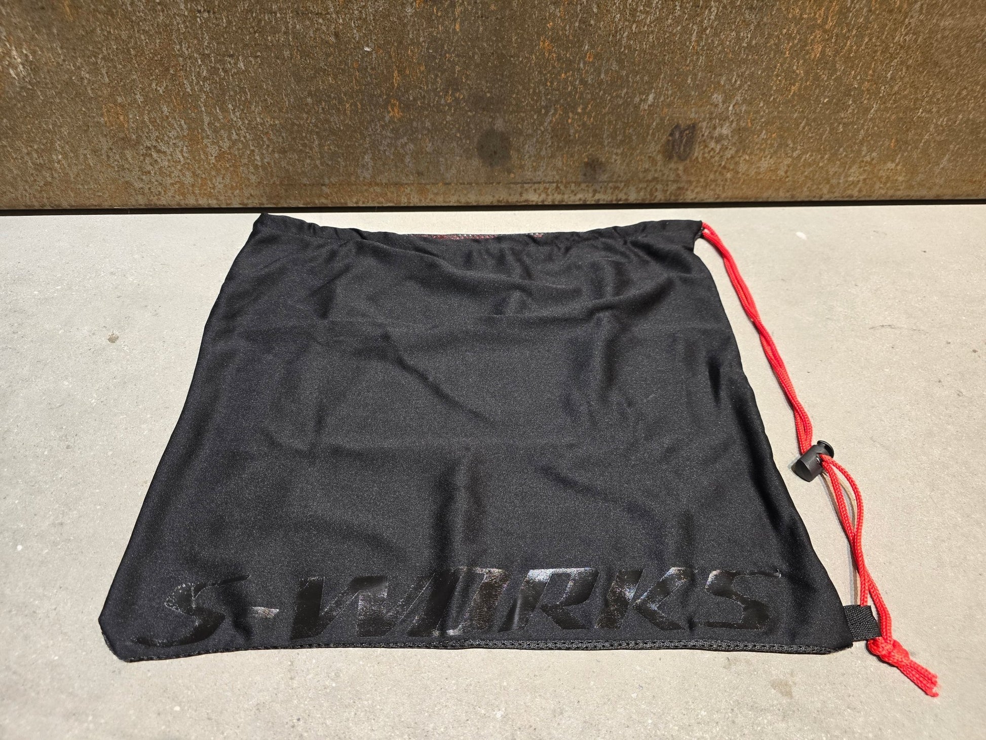 Taschen & Rucksäcke von Specialized, SPECIALIZED S - WORKS HELM / SCHUH TASCHE ROT in variant_title vor USEDBIKES - OB.DE Hintergrund