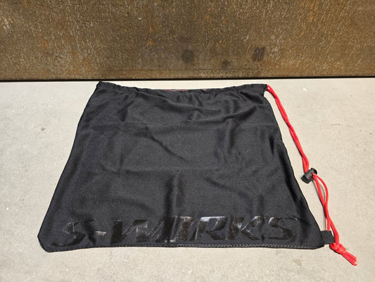 Taschen & Rucksäcke von Specialized, SPECIALIZED S - WORKS HELM / SCHUH TASCHE ROT in variant_title vor USEDBIKES - OB.DE Hintergrund