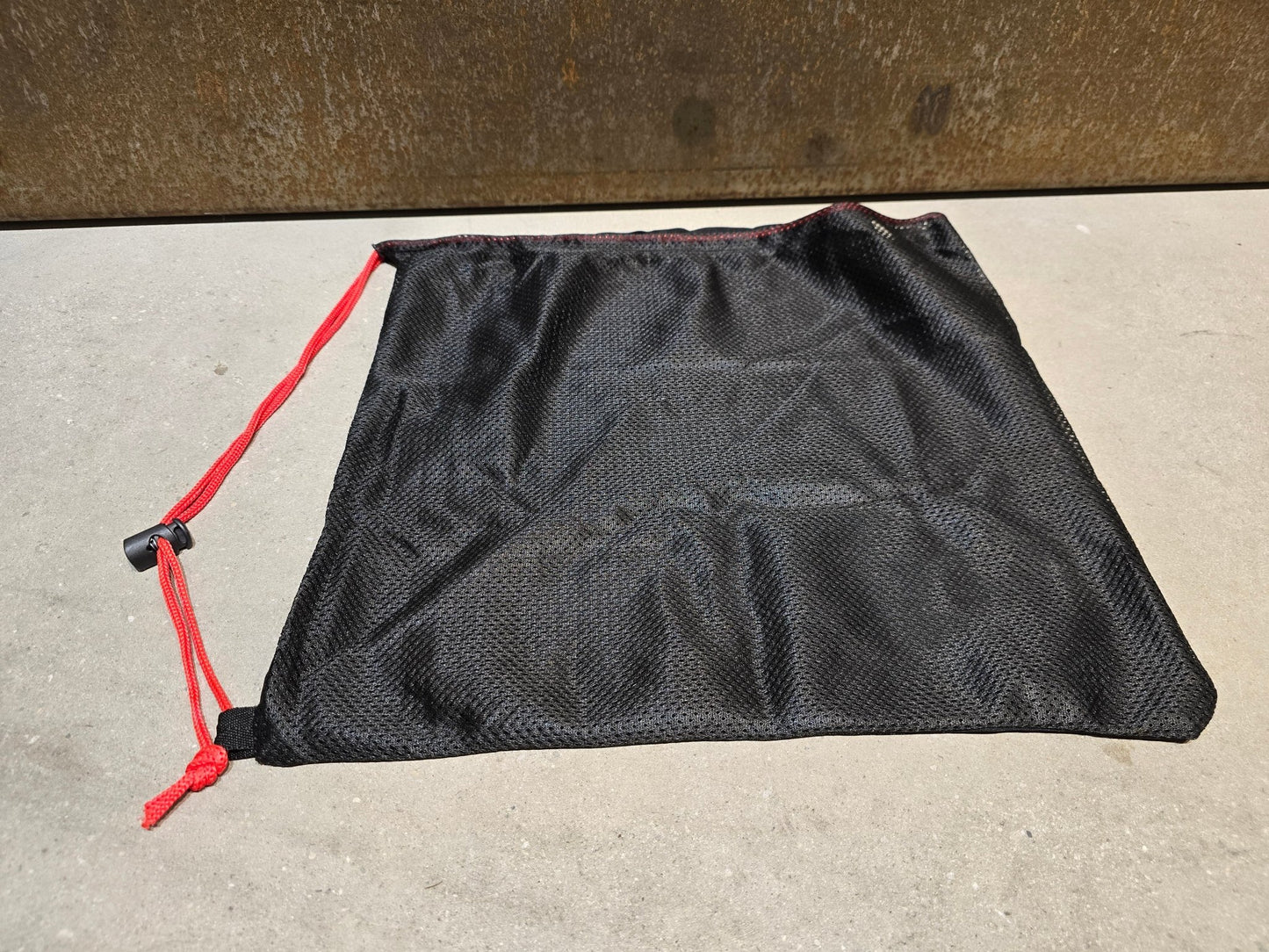 Taschen & Rucksäcke von Specialized, SPECIALIZED S - WORKS HELM / SCHUH TASCHE ROT in variant_title vor USEDBIKES - OB.DE Hintergrund