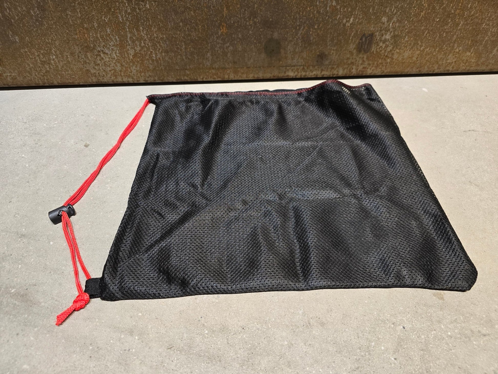 Taschen & Rucksäcke von Specialized, SPECIALIZED S - WORKS HELM / SCHUH TASCHE ROT in variant_title vor USEDBIKES - OB.DE Hintergrund