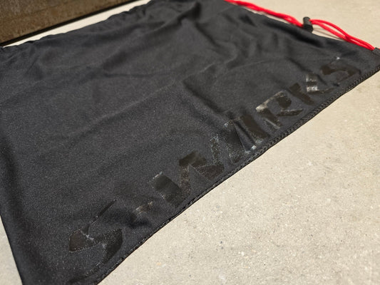 Taschen & Rucksäcke von Specialized, SPECIALIZED S - WORKS HELM / SCHUH TASCHE ROT in variant_title vor USEDBIKES - OB.DE Hintergrund