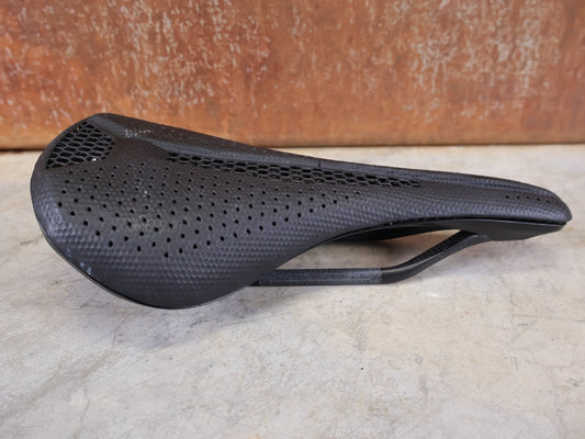 Sattel von Specialized, SPECIALIZED S - WORKS PHENOM MIRROR SATTEL – BLACK – 143 MM vor USEDBIKES - OB.DE Hintergrund