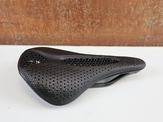 Sattel von Specialized, SPECIALIZED S - WORKS POWER MIRROR SATTEL / 143 MM / CARBON / 3D - DRUCK vor USEDBIKES - OB.DE Hintergrund
