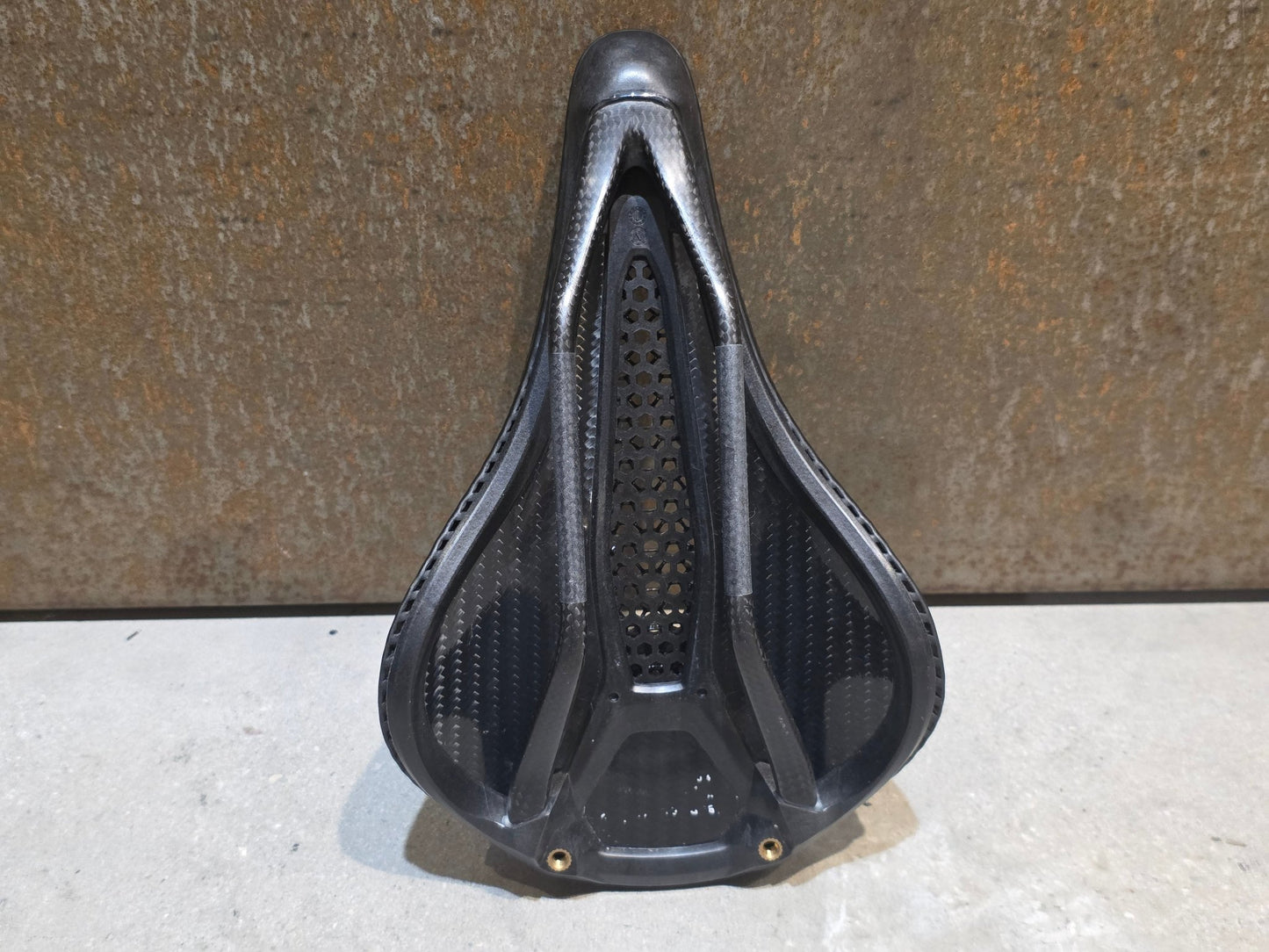 Sattel von Specialized, SPECIALIZED S - WORKS POWER MIRROR SATTEL 143MM vor USEDBIKES - OB.DE Hintergrund