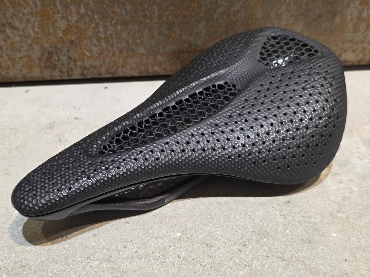 Sattel von Specialized, SPECIALIZED S - WORKS POWER MIRROR SATTEL 143MM vor USEDBIKES - OB.DE Hintergrund