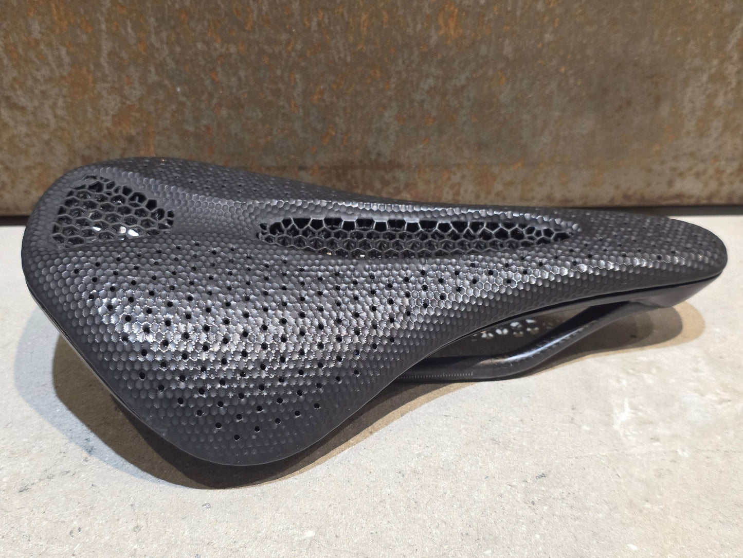 Sattel von Specialized, SPECIALIZED S - WORKS POWER MIRROR SATTEL 143MM vor USEDBIKES - OB.DE Hintergrund
