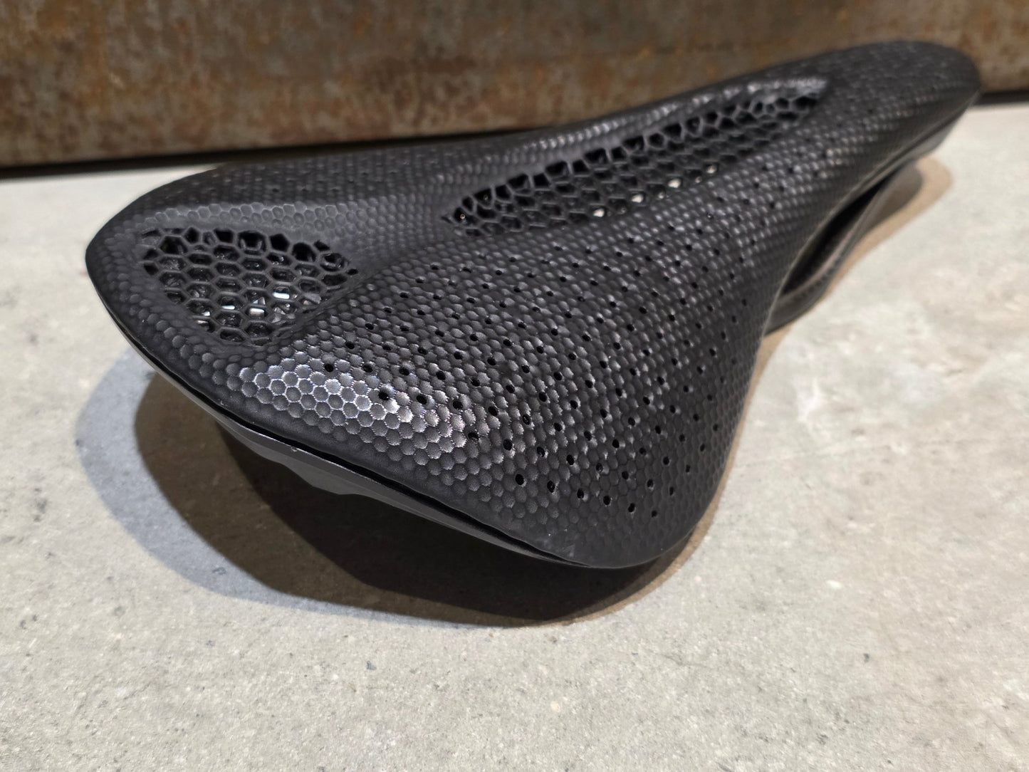 Sattel von Specialized, SPECIALIZED S - WORKS POWER MIRROR SATTEL 143MM vor USEDBIKES - OB.DE Hintergrund
