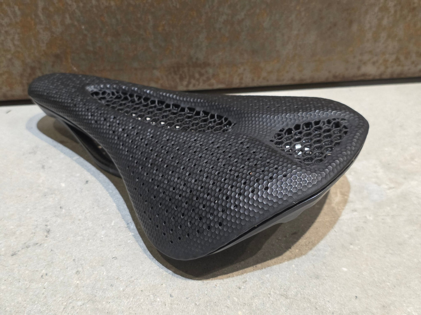 Sattel von Specialized, SPECIALIZED S - WORKS POWER MIRROR SATTEL 143MM vor USEDBIKES - OB.DE Hintergrund