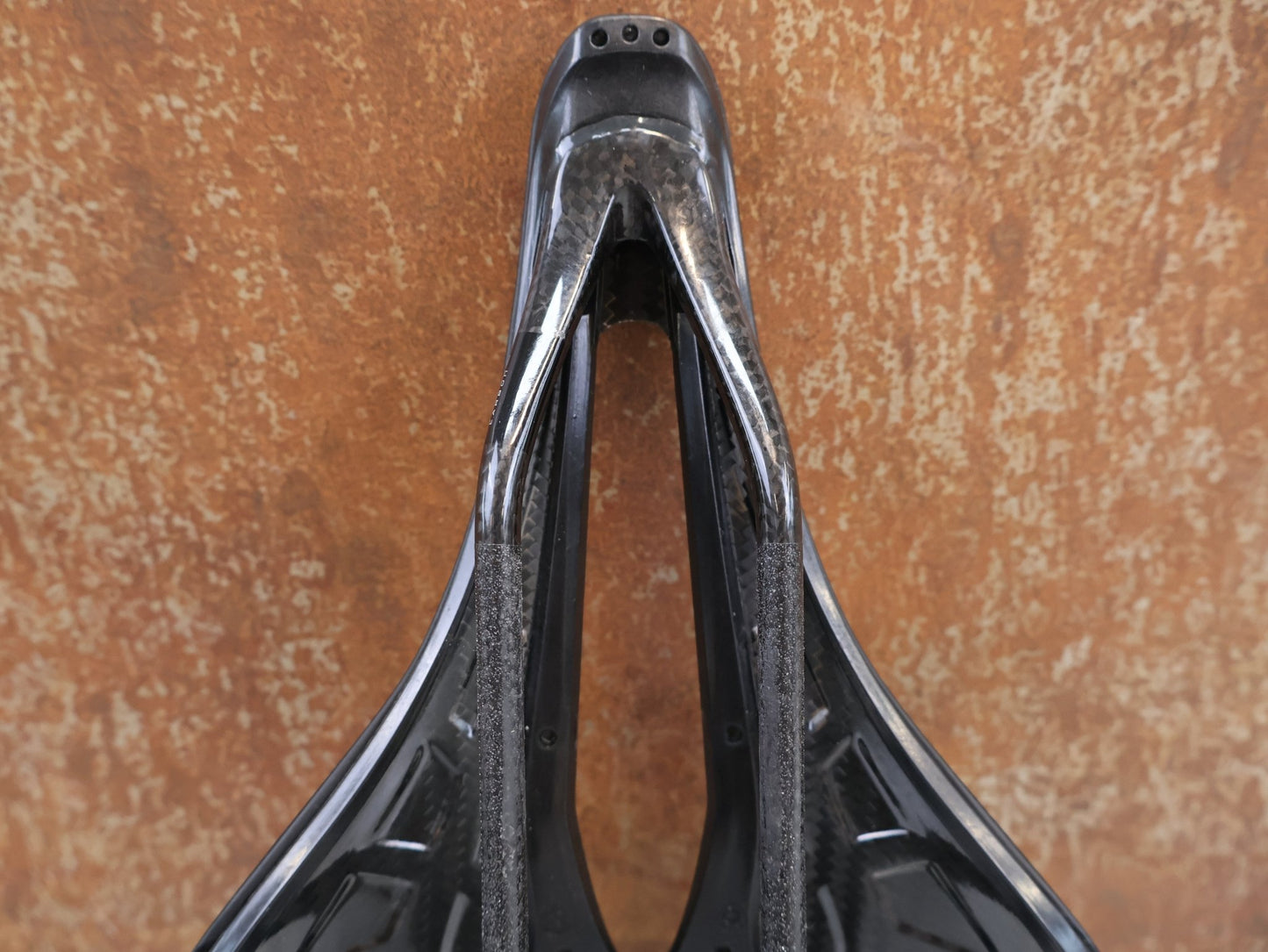 Sattel von Specialized, SPECIALIZED S - WORKS POWER SATTEL / 155 MM / FACT CARBON / 162G vor USEDBIKES - OB.DE Hintergrund