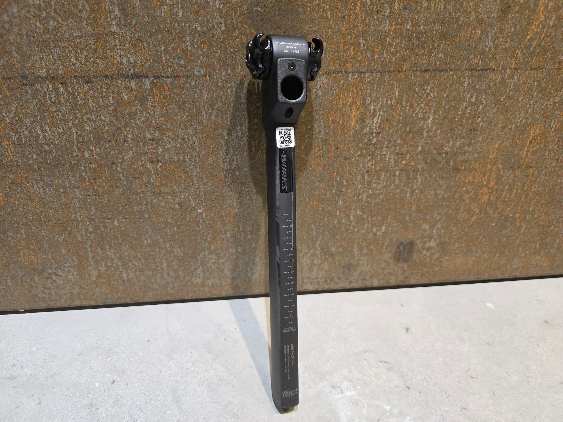 Sattelstütze von Specialized, SPECIALIZED S - WORKS TARMAC SL7 SATTELSTÜTZE 300MM / 20MM OFFSET in variant_title vor USEDBIKES - OB.DE Hintergrund