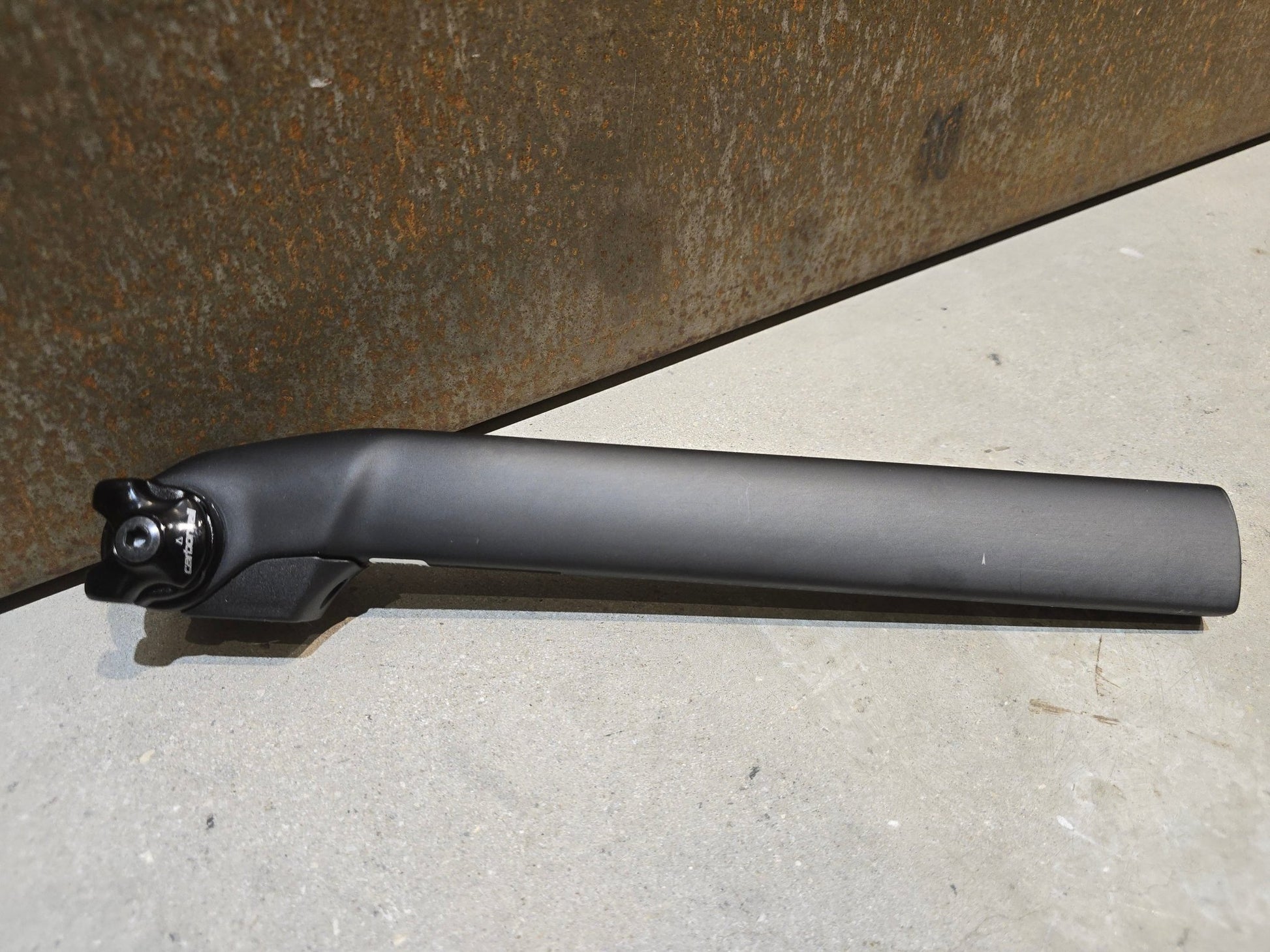 Sattelstütze von Specialized, SPECIALIZED S - WORKS TARMAC SL7 SATTELSTÜTZE 300MM / 20MM OFFSET in variant_title vor USEDBIKES - OB.DE Hintergrund