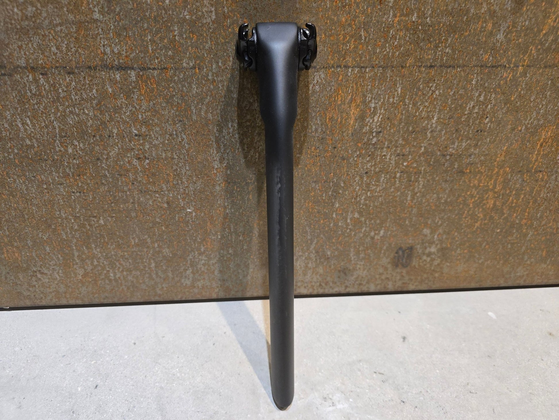 Sattelstütze von Specialized, SPECIALIZED S - WORKS TARMAC SL7 SATTELSTÜTZE 300MM / 20MM OFFSET in variant_title vor USEDBIKES - OB.DE Hintergrund