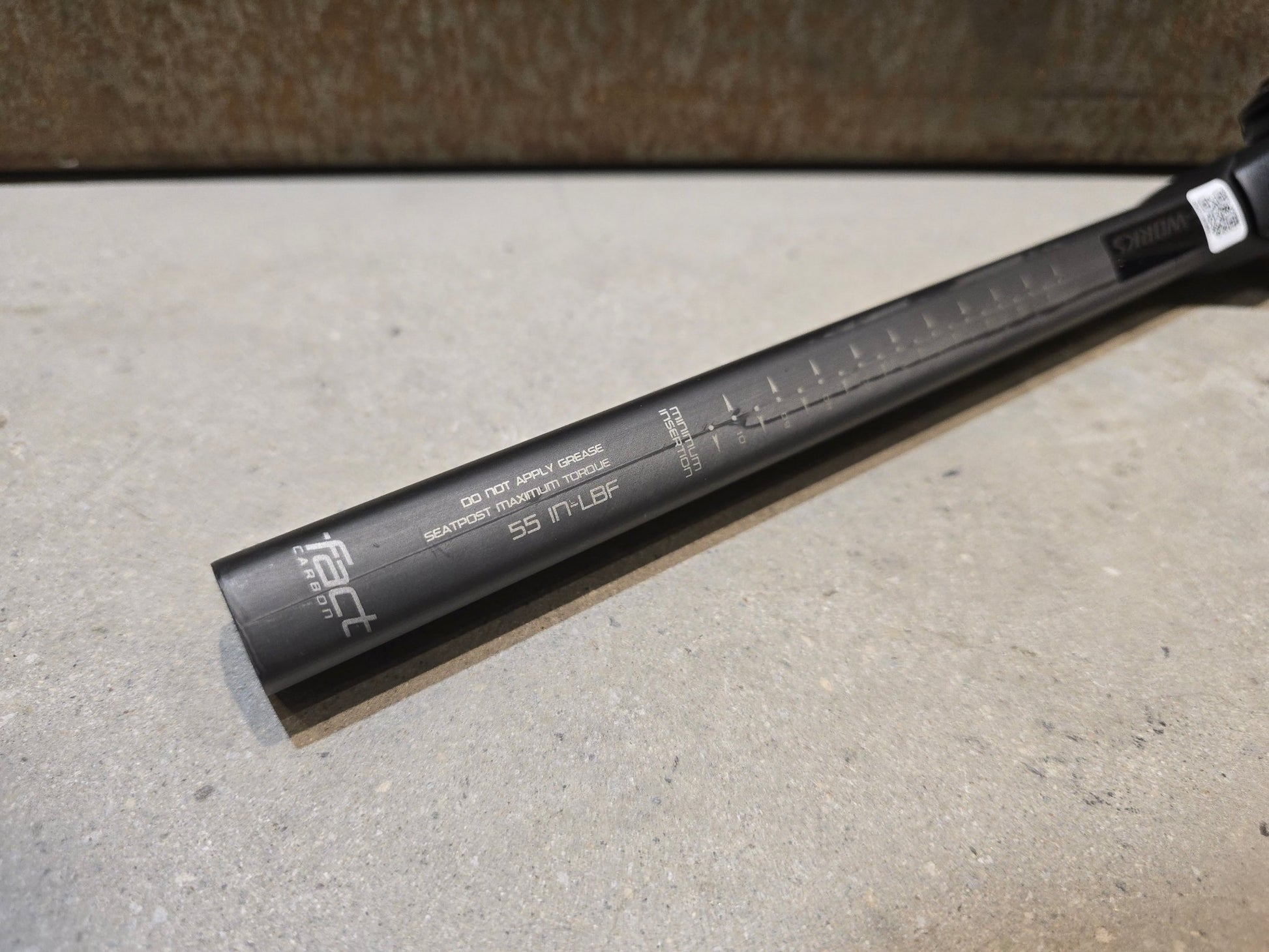 Sattelstütze von Specialized, SPECIALIZED S - WORKS TARMAC SL7 SATTELSTÜTZE 300MM / 20MM OFFSET in variant_title vor USEDBIKES - OB.DE Hintergrund