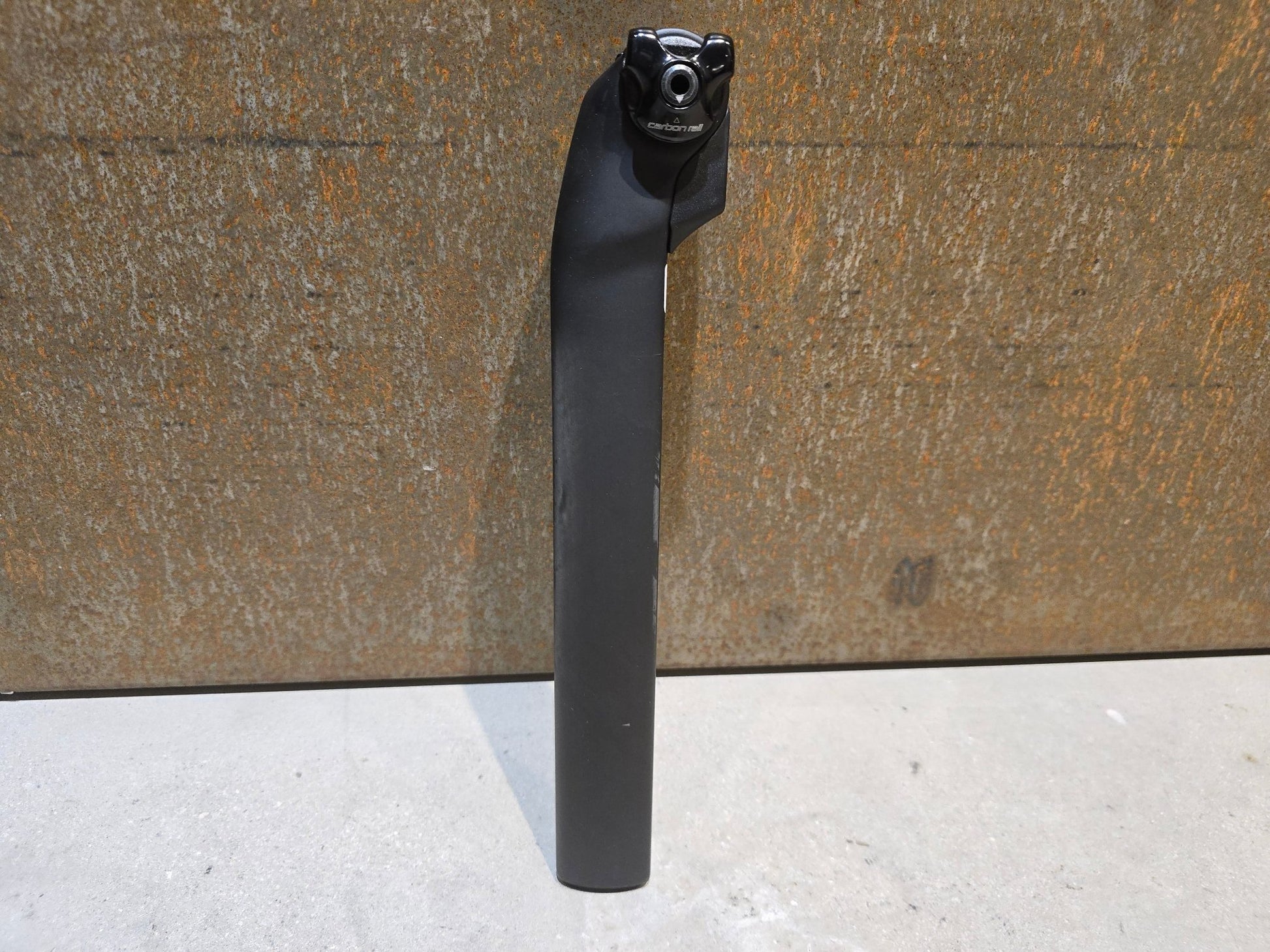 Sattelstütze von Specialized, SPECIALIZED S - WORKS TARMAC SL7 SATTELSTÜTZE 300MM / 20MM OFFSET in variant_title vor USEDBIKES - OB.DE Hintergrund