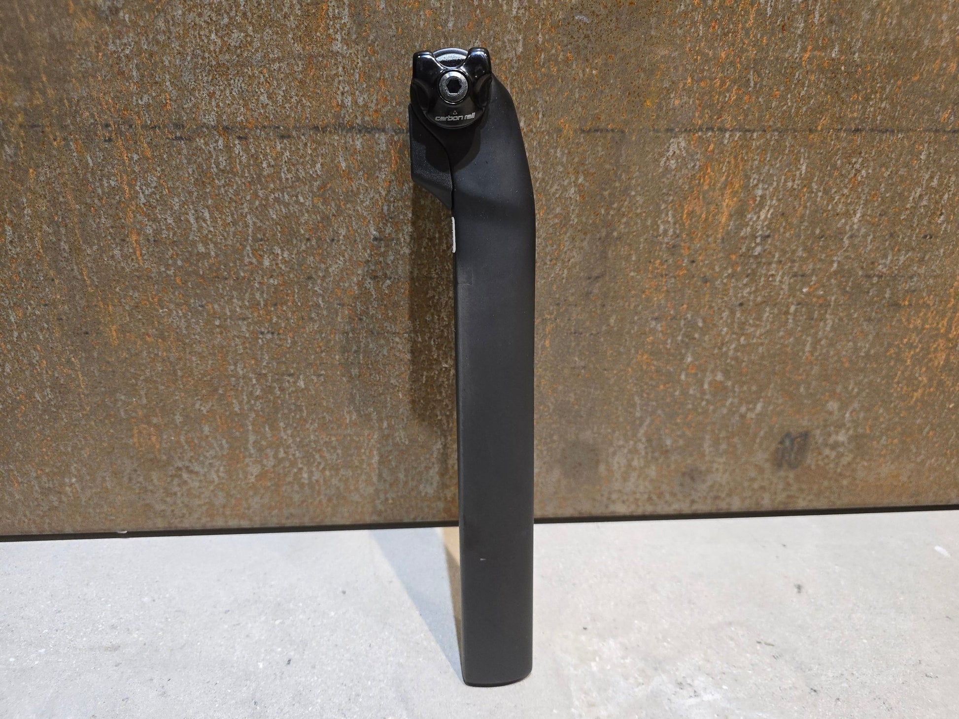 Sattelstütze von Specialized, SPECIALIZED S - WORKS TARMAC SL7 SATTELSTÜTZE 300MM / 20MM OFFSET in variant_title vor USEDBIKES - OB.DE Hintergrund