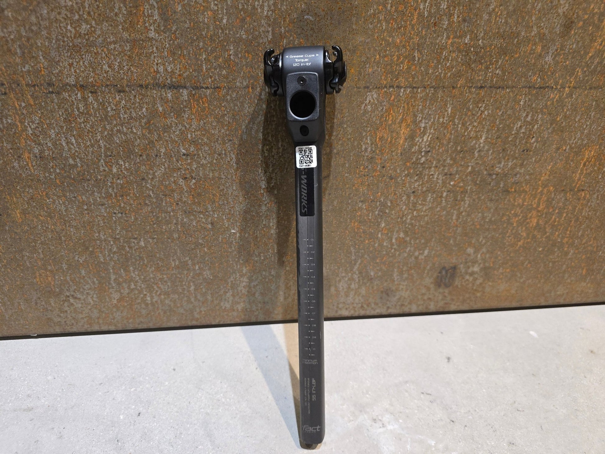 Sattelstütze von Specialized, SPECIALIZED S - WORKS TARMAC SL7 SATTELSTÜTZE 300MM / 20MM OFFSET in variant_title vor USEDBIKES - OB.DE Hintergrund