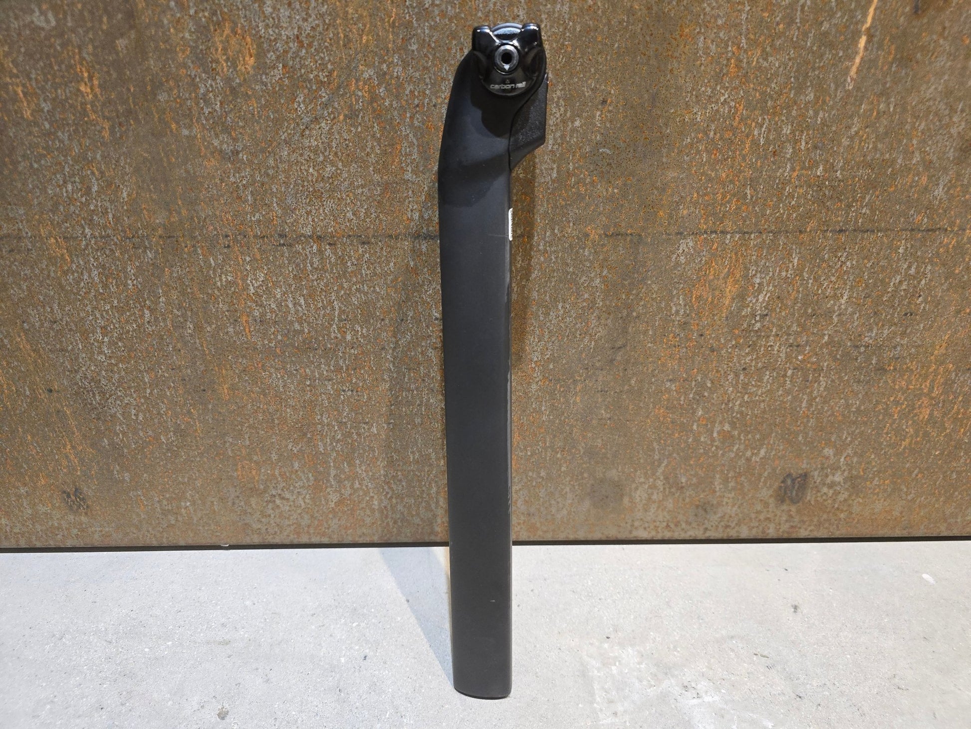 Sattelstütze von Specialized, SPECIALIZED S - WORKS TARMAC SL7 SATTELSTÜTZE 380MM / 20MM OFFSET in variant_title vor USEDBIKES - OB.DE Hintergrund